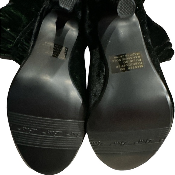 Baci Velvet like booties Sz 6 Black with Green Hue 3.5” heel Like New Condition - Picture 2 of 4